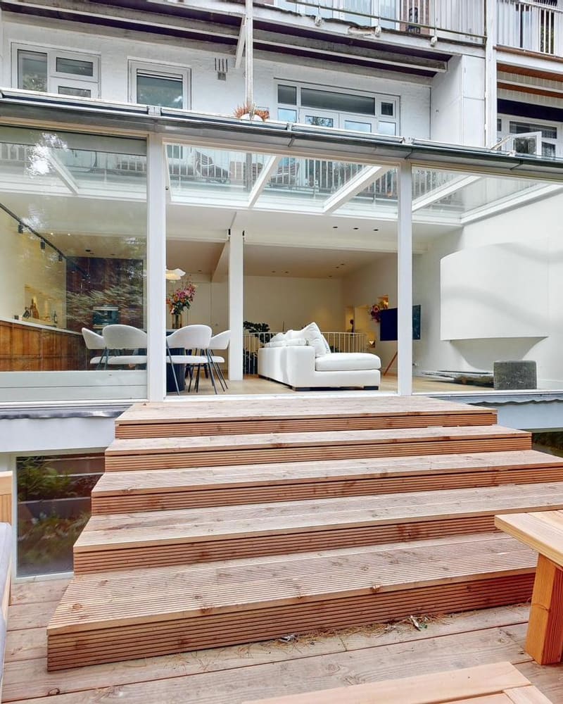 Van Speijk +90: de nieuwe glazen uitbouw en houten trappen naar de tuin